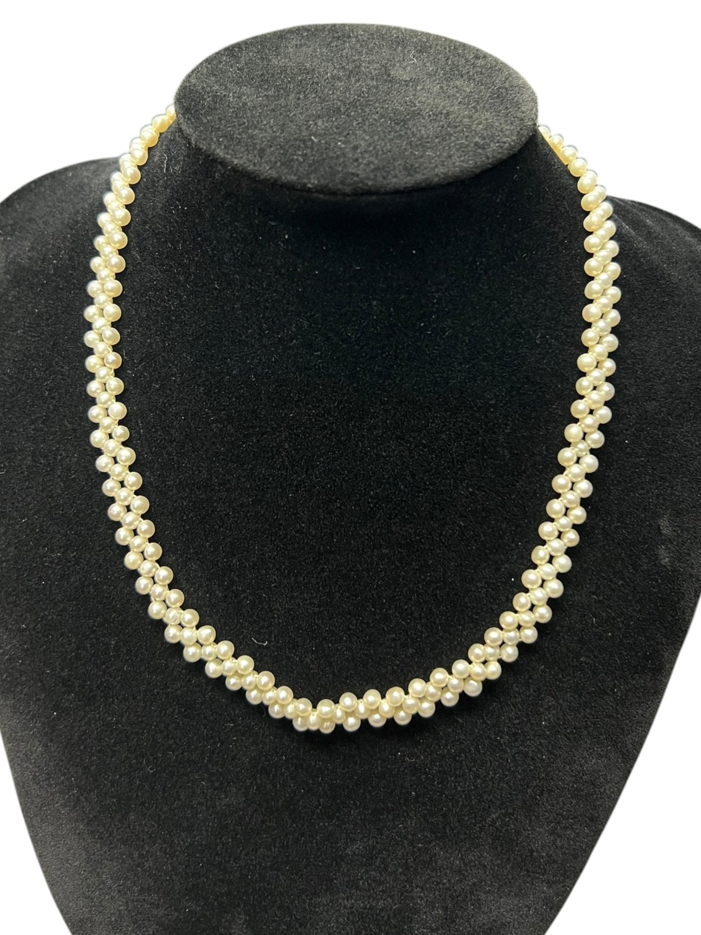 UNBRANDED Accessory Pearls Necklace White / Cream Gold-tone Hardware | Authentic Pre-Owned Luxury